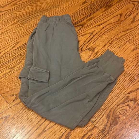 Monrow Woman’s Army Green Joggers Size XS - Picture 1 of 6